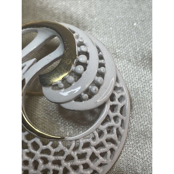 Vintage signed Monet white enamel and goldtone brooch - Picture 3 of 6